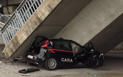 Cuneo, cavalcavia crolla su auto dei carabinieri. Illesi i militari