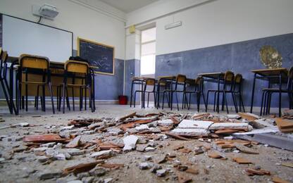 Napoli, crolla solaio in una scuola