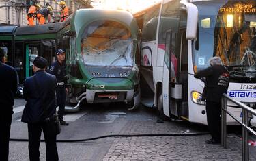 Milano, bus sperona un tram e lo fa deragliare: dodici feriti
