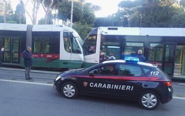 Roma, tamponamento fra due tram vicino al Colosseo. FOTO