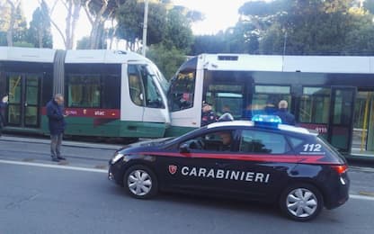 Roma, tamponamento fra due tram vicino al Colosseo. FOTO