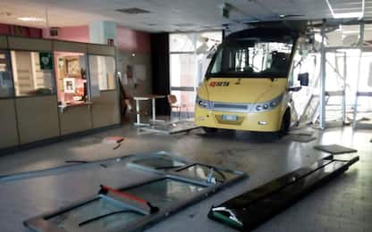 Rubano bus e devastano scuola, 3 minori fermati: vandali "per noia"