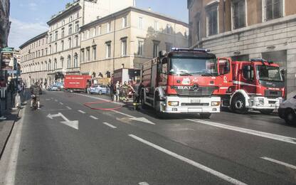 Maxi incendio a Roma: in fiamme 20 scooter e 6 auto