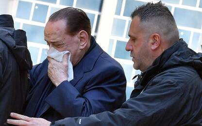 Milano, Silvio Berlusconi lascia l’ospedale dopo la caduta. FOTO
