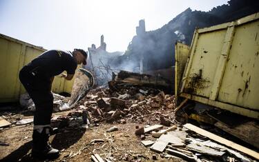 Pomezia, vigili del fuoco ancora in campo. Oggi e domani scuole chiuse