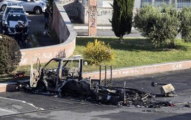 03-roma-incendio-camper-ansa