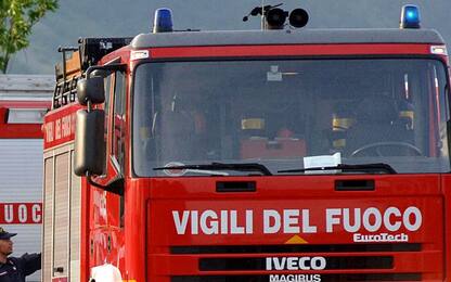 Incendio in una ditta di trasporti del Torinese: sei intossicati