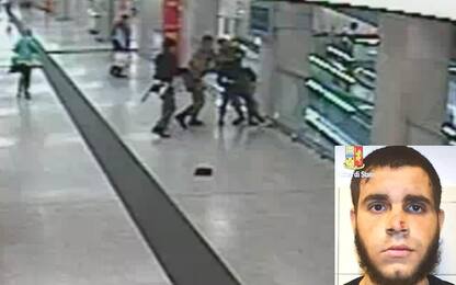 Milano, l'aggressore della stazione Centrale indagato per terrorismo