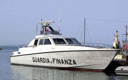 Puglia, trafficanti abbandonano su una barca 2 tonnellate di marijuana