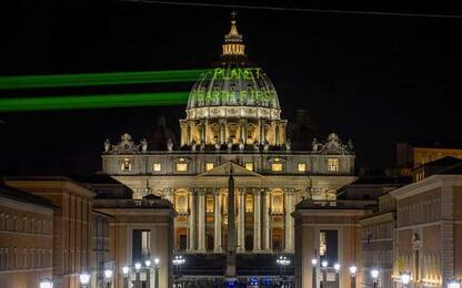 Greenpeace, messaggio su San Pietro