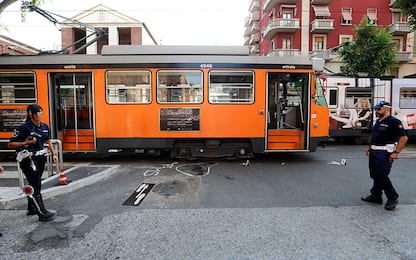 Milano, resta incastrata sotto il tram. Amputato piede a una dodicenne