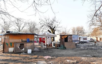 Torino: incendio in un campo nomadi, residenti ne chiedono lo sgombero
