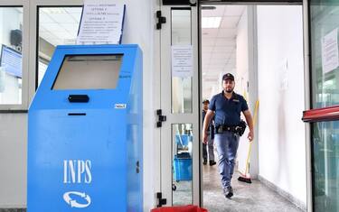 Torino, donna senza lavoro da 5 mesi si dà fuoco all’Inps: è grave