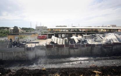 Roma, in fiamme un deposito di camper: fumo e traffico in tilt 