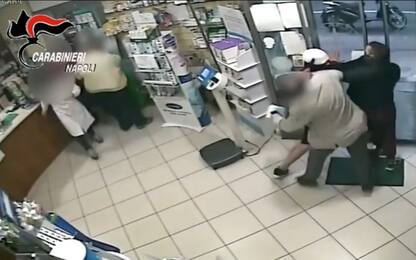 Rapina in farmacia nel Napoletano, titolare e cliente cacciano i ladri