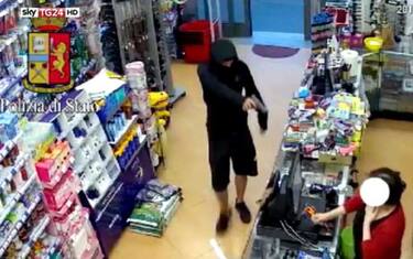 Baby gang, violenza e rapine: arrestati 4 minorenni a Milano. Video