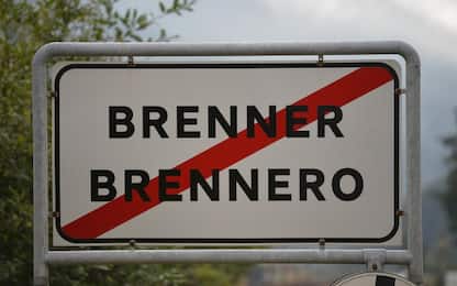 Brennero, mezzi corazzati austriaci per bloccare l'arrivo di migranti