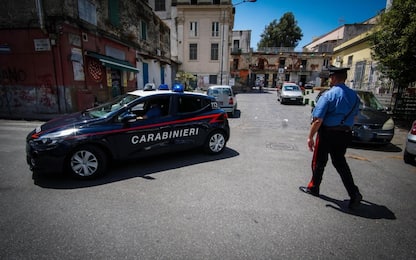 Napoli, scoperto arsenale Camorra: trovati bomba a mano e kalashnikov