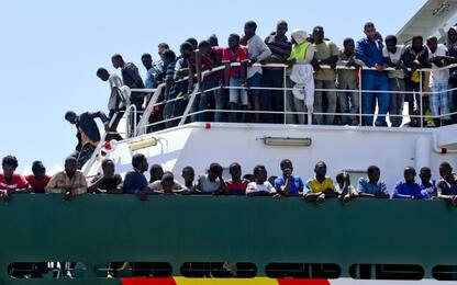 Cei su migranti: "Aiutarli a casa loro non basta". Il Vaticano smorza