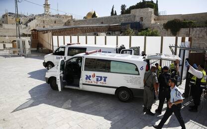 Attacco a Gerusalemme: morti due agenti, polizia uccide tre assalitori