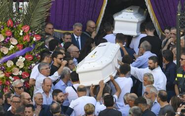 Crollo a Torre Annunziata: i funerali