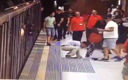Milano, scippo in metro. I passeggeri fermano il borseggiatore: video
