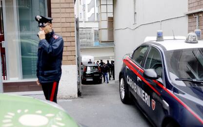 Milano, dice di essersi ferito da solo con un coltello: le indagini 
