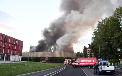 Incendio Bruzzano, fiamme sotto controllo ma odore acre su Milano