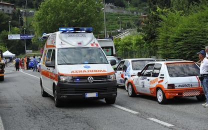 Auto esce di strada a un rally nel Bresciano: morto commissario gara