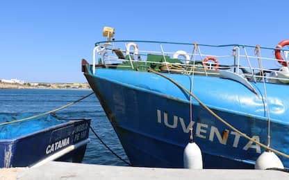 Migranti, nave Ong sequestrata: foto e video della "Iuventa" in azione