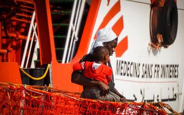 Fermata nave Msf: 127 migranti presi a bordo da Guardia Costiera