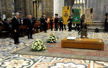 Tettamanzi, l’ultimo saluto al cardinale nel Duomo di Milano