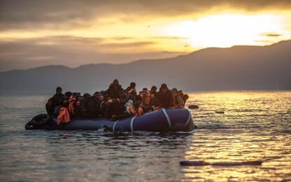 Migranti, Ong: “Gommone sta affondando, in 120 rischiano di annegare”