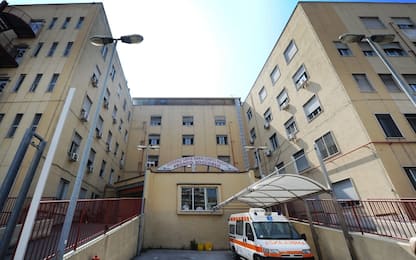 Napoli, morto 23enne in ospedale: ha aspettato 4 ore per trasferimento