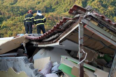 Terremoto a Ischia, salvato anche il terzo fratellino. Morte due donne