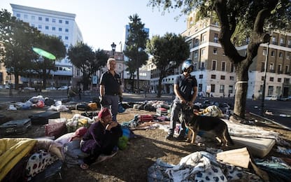 Migranti sgomberati, procura di Roma indaga su racket dei posti letto 