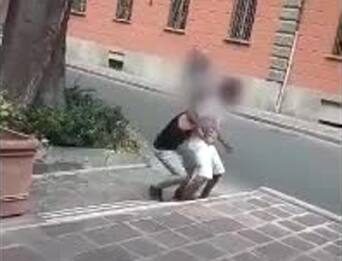 Acqui Terme, picchiano richiedente asilo e postano video su Facebook