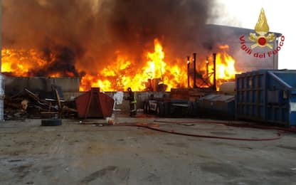 Incendio in azienda di rifiuti speciali: rischio diossina a Mortara