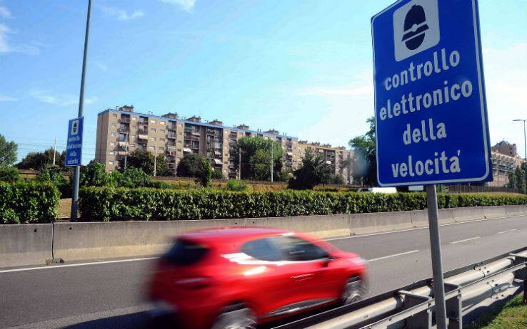 Gli autovelox a bordo di un'auto della Polizia vanno segnalati 