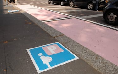 parcheggio-quote-rosa-fotogramma