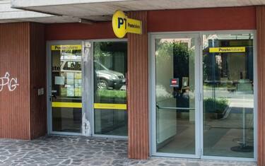 Prende numero, attende il suo turno e tenta rapina a ufficio postale