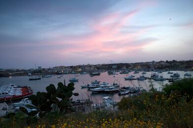 Migranti, sindaco Lampedusa: "Siamo al collasso, chiudere l'hotspot"