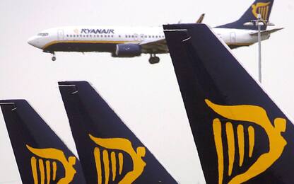 Ryanair cancella 702 voli in Italia. Bonus a piloti per ridurre ferie 