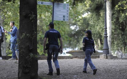 Donna tedesca violentata a Villa Borghese a Roma. Caccia a un 20enne