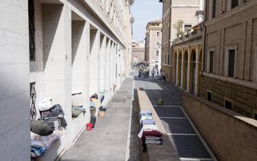 clochard-senza-tetto-vaticano-roma-ansa