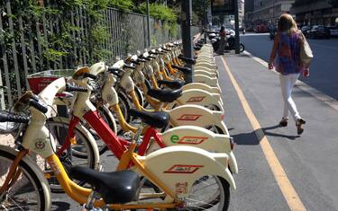 Milano, brucia 2 volte le bici del bike sharing in 3 giorni: arrestato