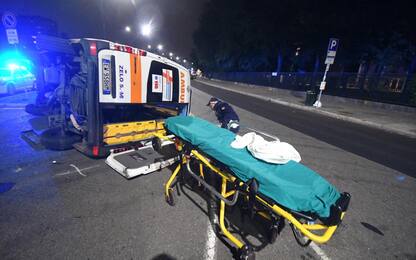 Milano, auto travolge ambulanza fuori dall'ospedale: 6 feriti lievi