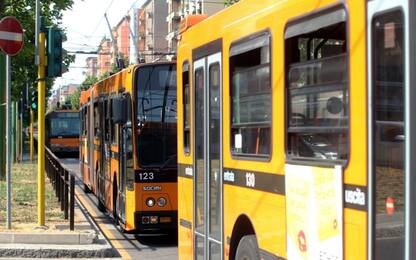 Milano, spara con una pistola a salve contro un bus: denunciato 21enne
