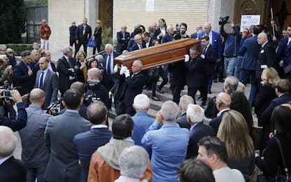L'ultimo saluto ad Aldo Biscardi: i funerali e il ricordo di Maradona