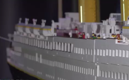 Roma, coppia di fratellini danneggia "Titanic" di Lego lungo 7 metri